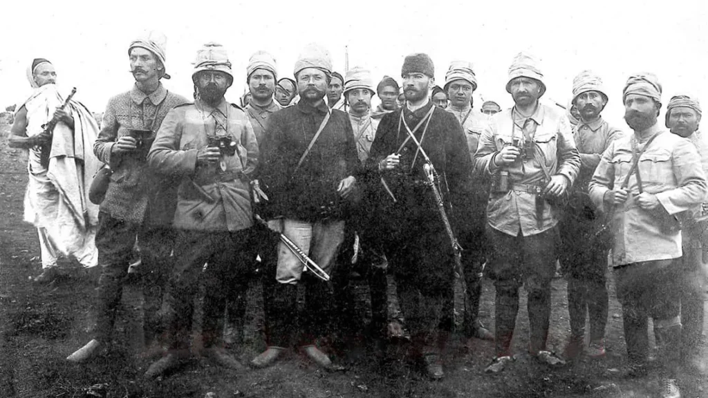 Trablusgarp'ta gönüllü savaşan Mustafa Kemal ve diğer subaylar