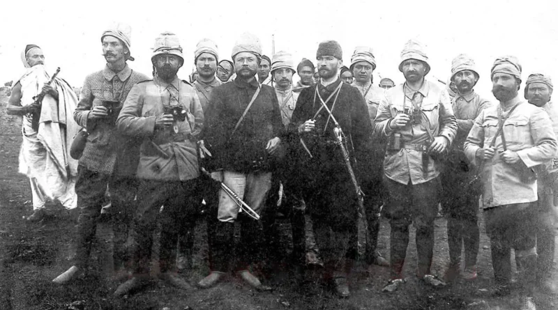 Trablusgarp'ta savaşan Mustafa Kemal ve gönüllü subaylar