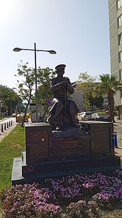 Tıbbiyeli Hikmet Boran Heykeli
Tıbbiyeli Hikmet Boran Kimdir? Sivas Kongresi Konuşması ve 14 Mart Tıp Bayramı Hikayesi